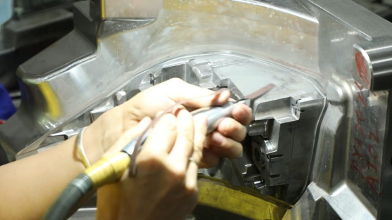 Mold polishing for stable plastic part surface quality