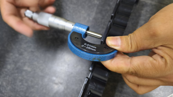 Optical measuring equipment for plastic part quality control