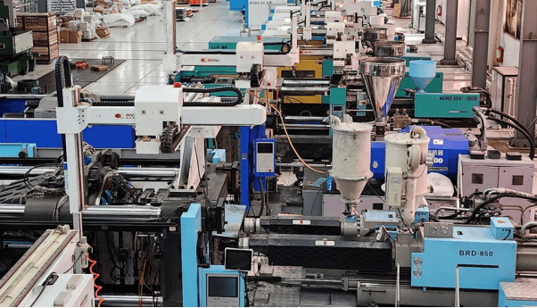 Injection molding production floor supporting consistent plastic part manufacturing