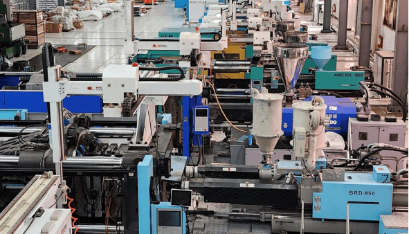 Injection molding production floor supporting consistent plastic part manufacturing